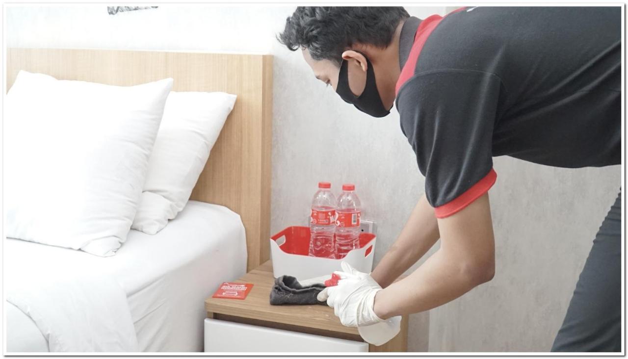 Reddoorz Plus Near Rs Rk Charitas 2 Палембанг Екстериор снимка