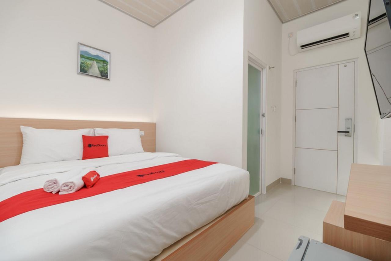 Reddoorz Plus Near Rs Rk Charitas 2 Палембанг Екстериор снимка