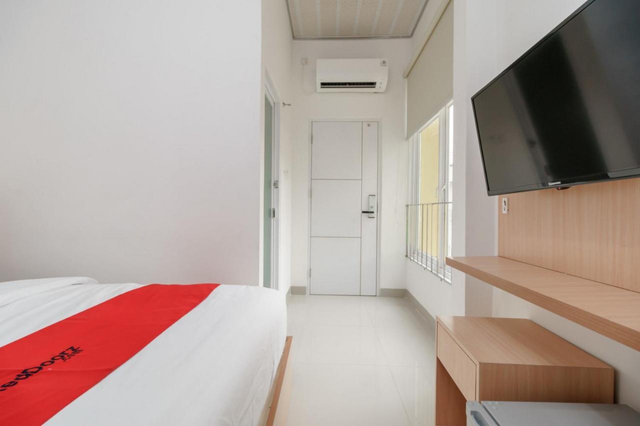 Reddoorz Plus Near Rs Rk Charitas 2 Палембанг Екстериор снимка
