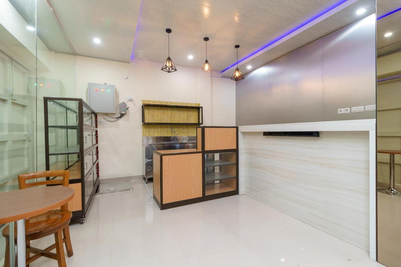 Reddoorz Plus Near Rs Rk Charitas 2 Палембанг Екстериор снимка